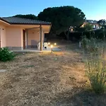 Dei Pini アパート カポリーヴェリ
